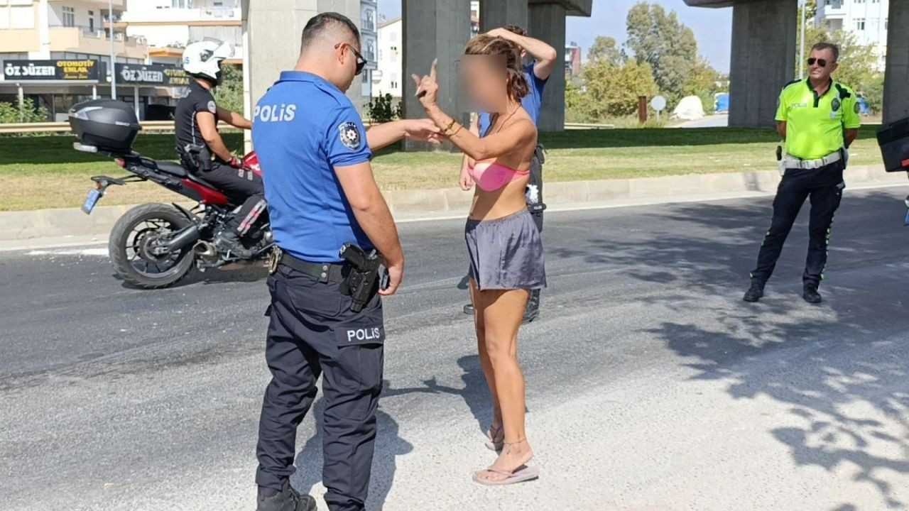 Bikinili kadın, polise zor anlar yaşattı! 'Niye giyineyim turistim ben'