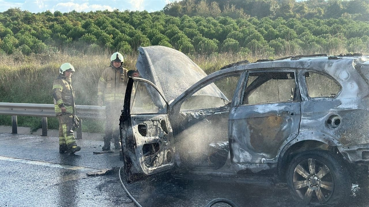 Kuzey Marmara Otoyolu'nda lüks araç alev alev yandı