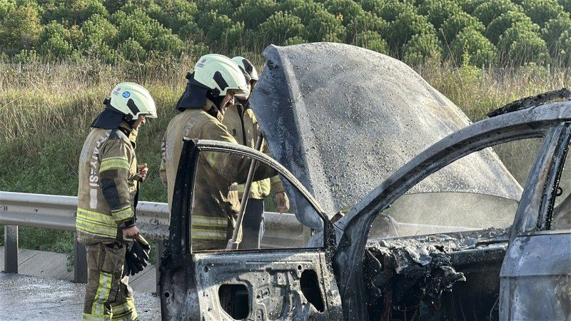 Kuzey Marmara Otoyolu'nda lüks araç alev alev yandı - Sayfa 1