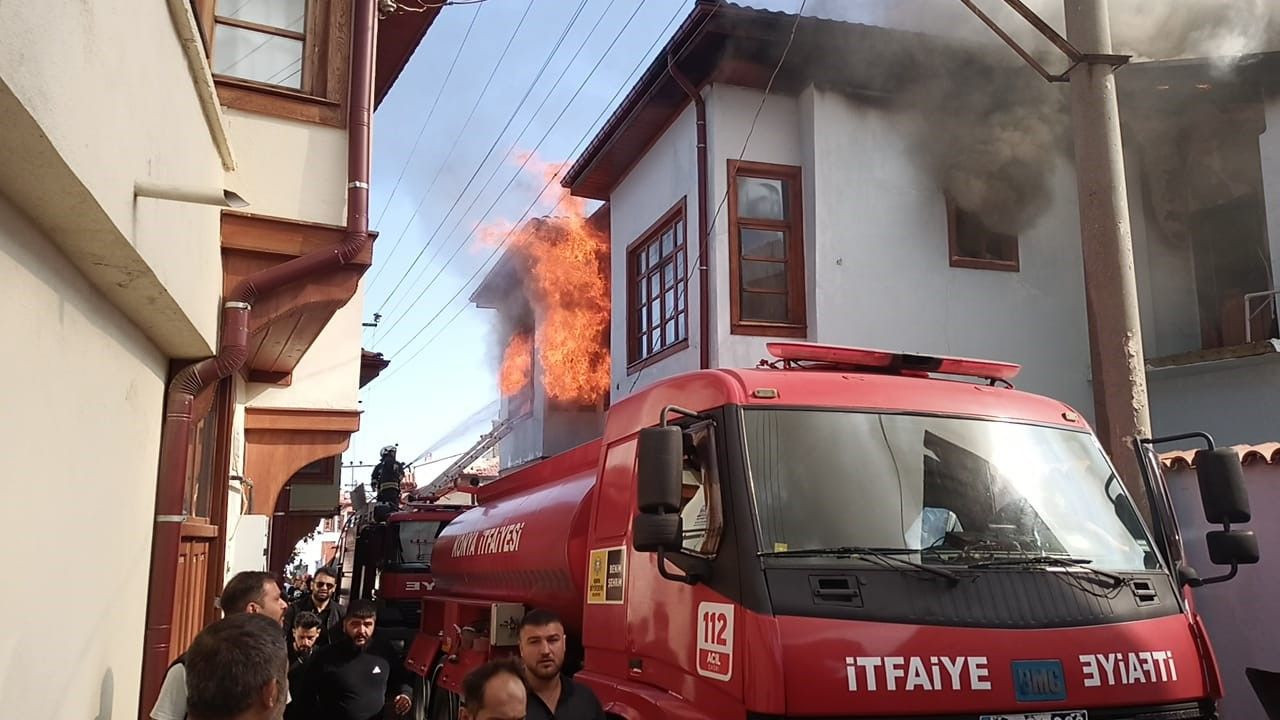 Konya'da tarihi evlerin bulunduğu sokaktaki yangın korkuttu - Sayfa 1