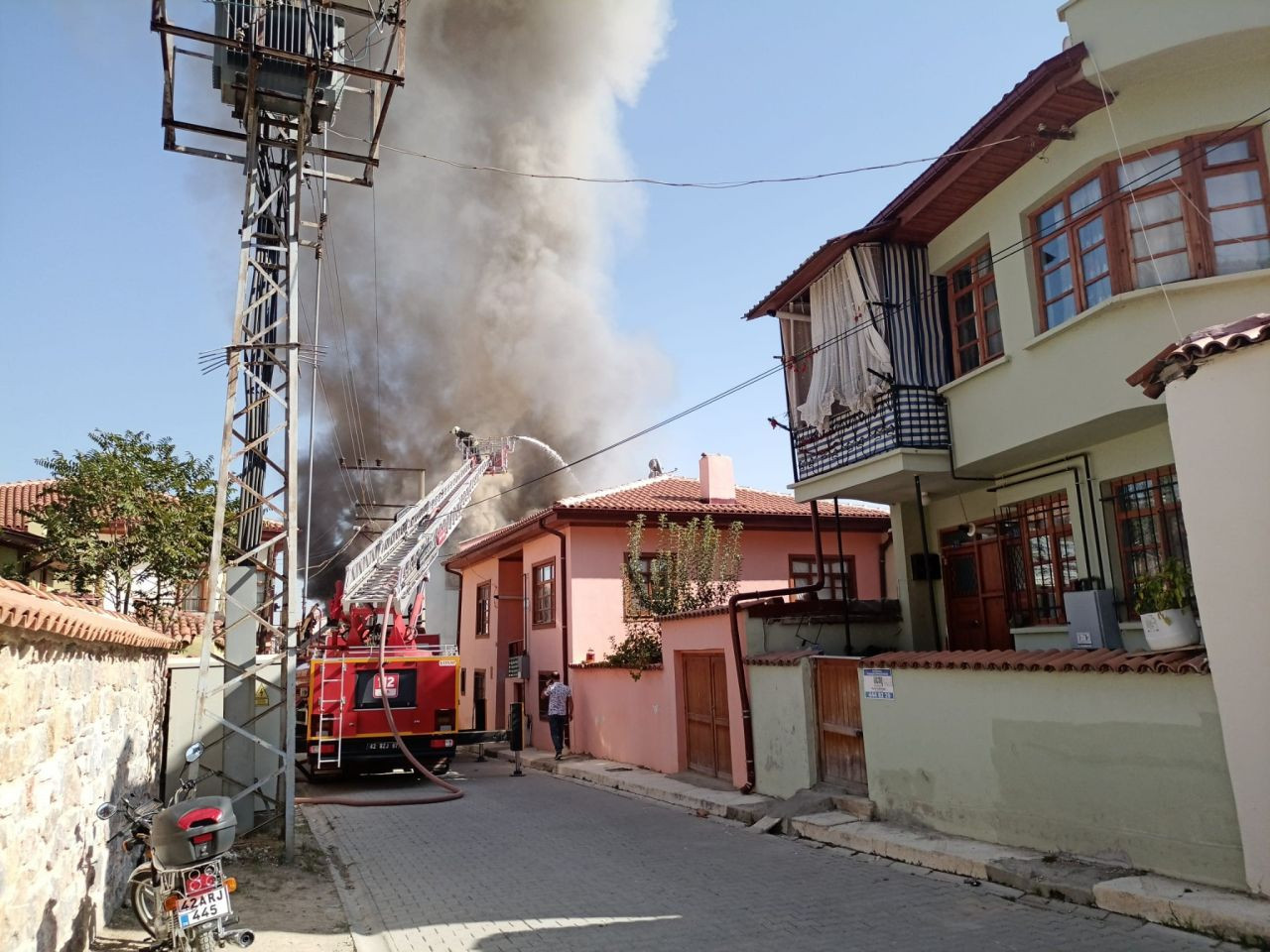 Konya'da tarihi evlerin bulunduğu sokaktaki yangın korkuttu - Sayfa 2