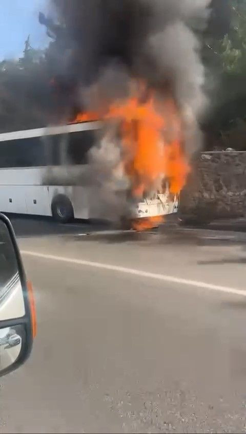 Seyir halindeki otobüs alev alev yandı - Sayfa 1