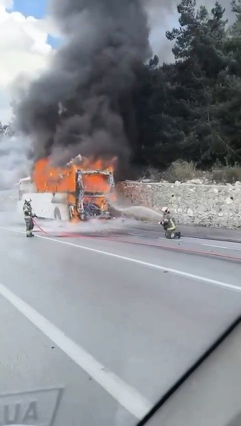 Seyir halindeki otobüs alev alev yandı - Sayfa 4