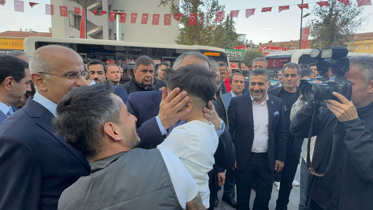 Bakan Yerlikaya, depremin vurduğu Malatya'da esnaf ile bir araya geldi