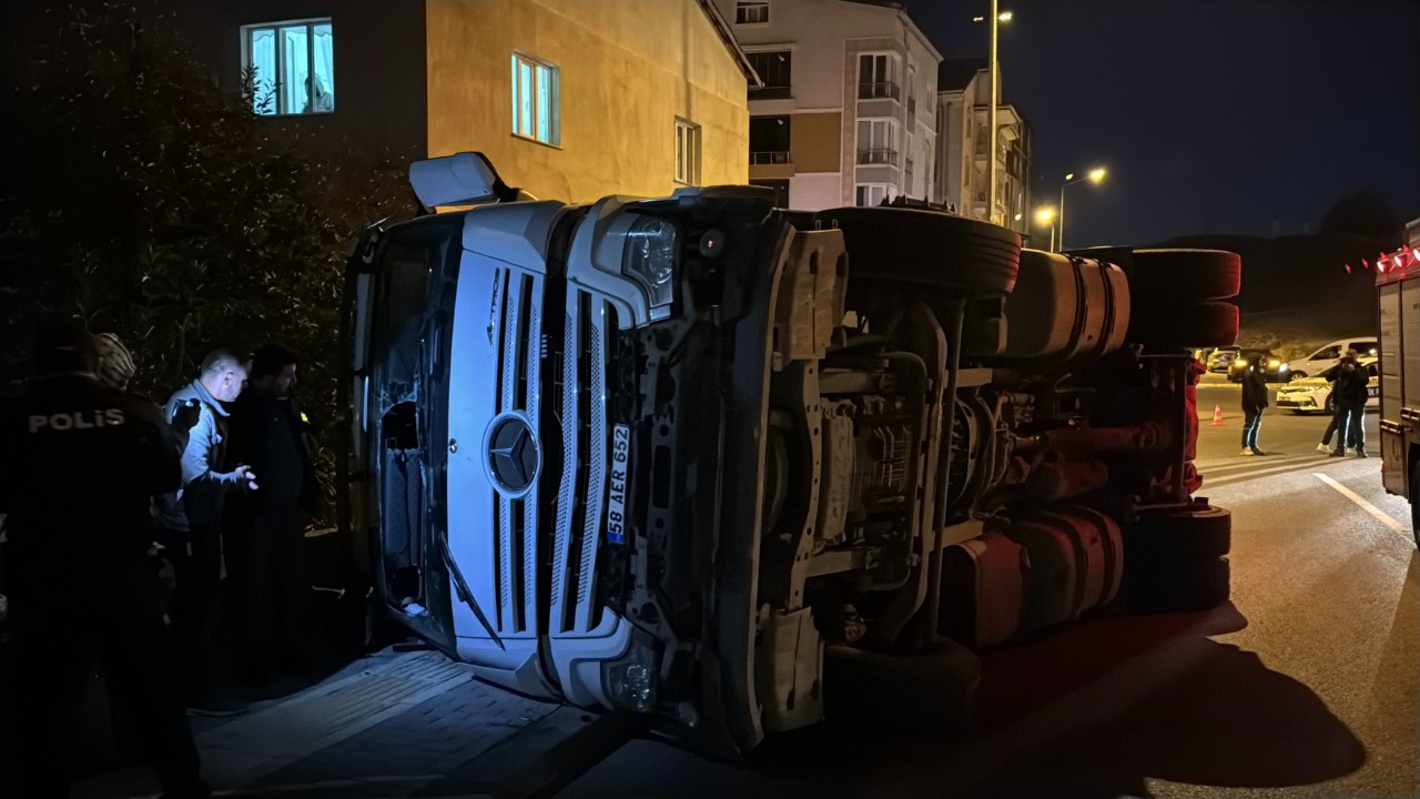 Sivas'ta Tır Devrildi: Yük Bahçeye Saçıldı, Sürücü Yaralandı