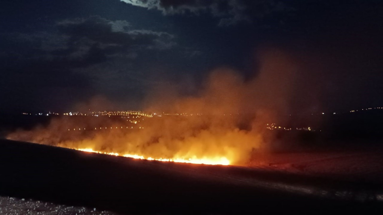 Siirt'te Kezer Çayı Yakınlarında Anız Yangını Çıktı