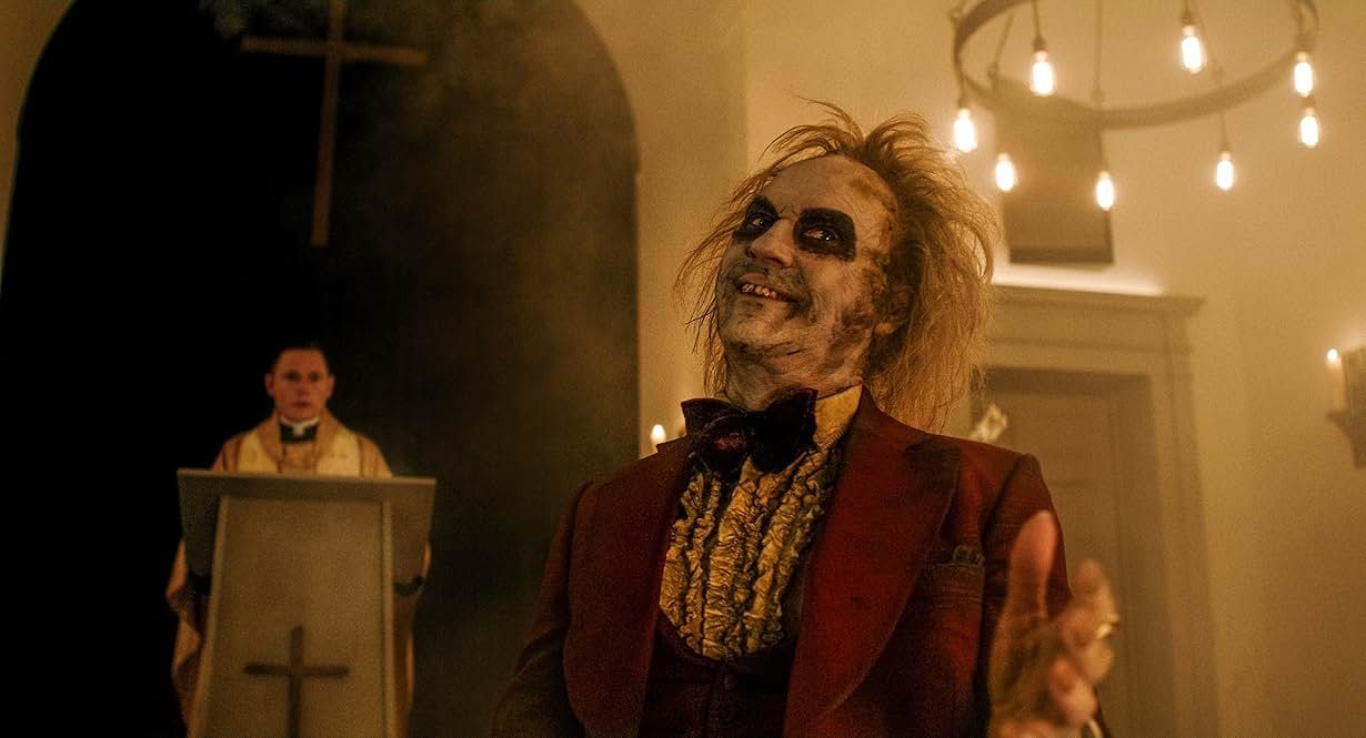 Beetlejuice 2, Juno'nun Yokluğunu Zekice Açıklarken Ona Saygı Duruyor - Sayfa 1