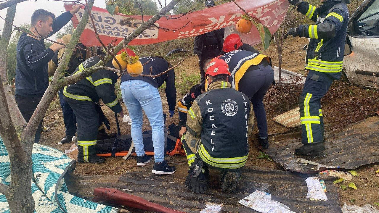 Kocaeli' de sağanak yağmur sebebiyle kayan ticari araç, araziye uçtu - Sayfa 1