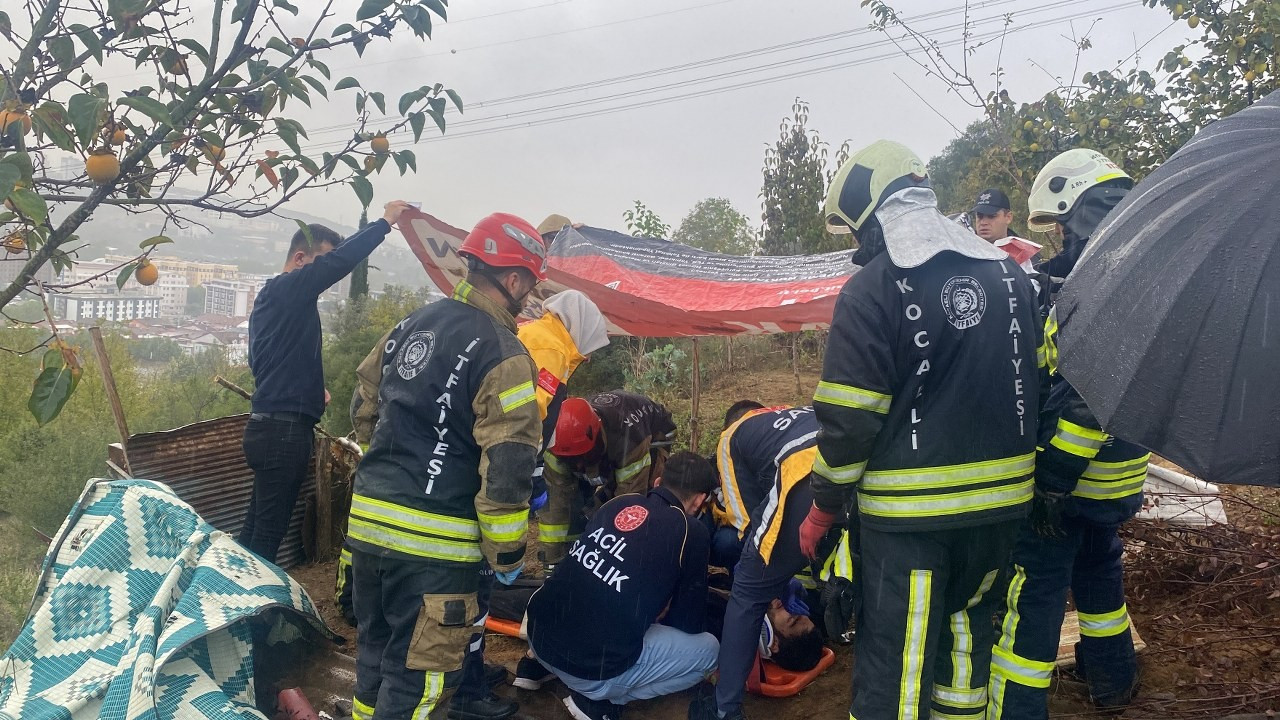 Kocaeli' de sağanak yağmur sebebiyle kayan ticari araç, araziye uçtu