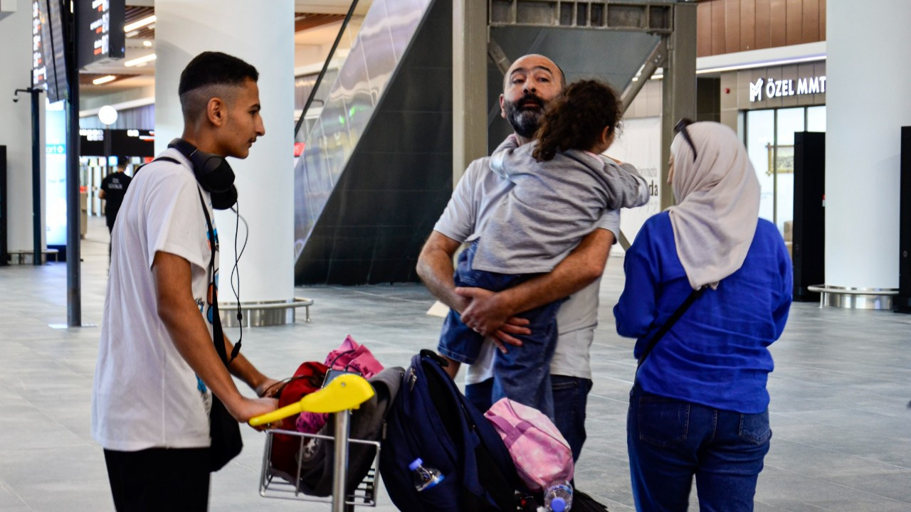 Lübnan'dan ayrılan Türk vatandaşlarını taşıyan uçak Mersin’e ulaştı