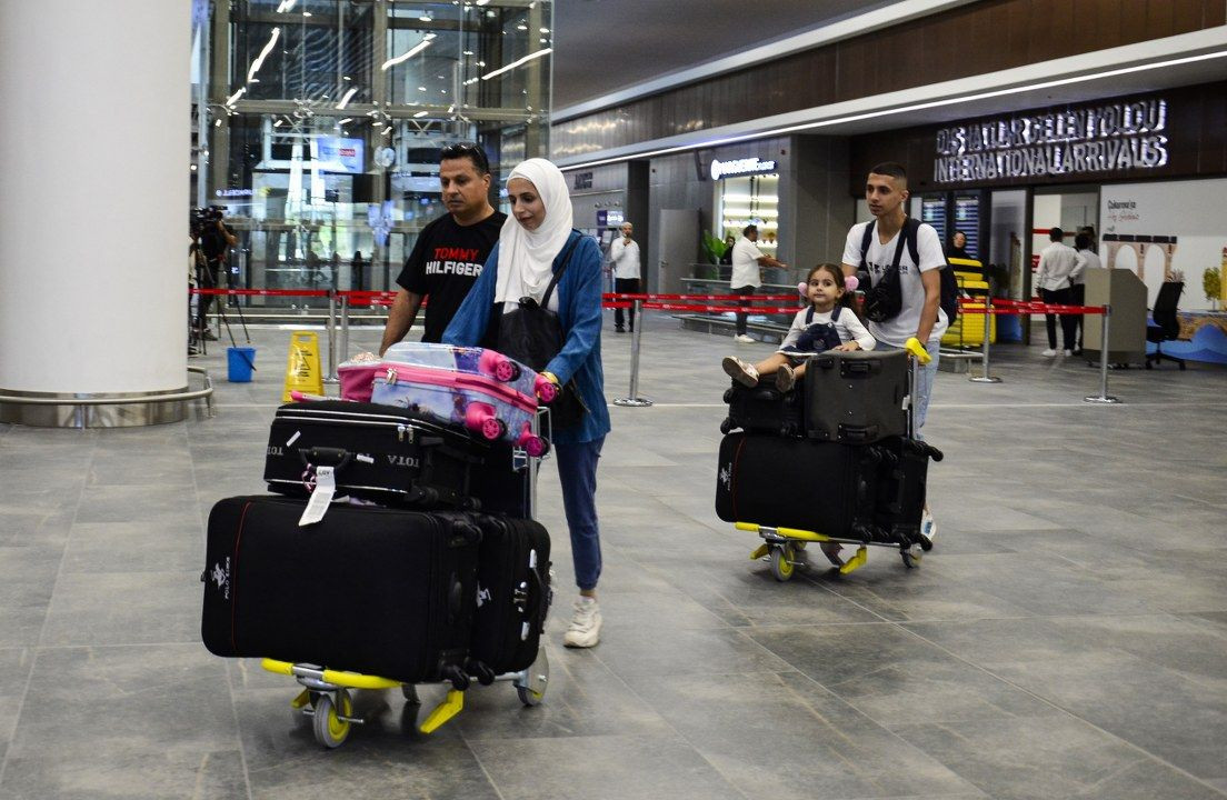 Lübnan'dan ayrılan Türk vatandaşlarını taşıyan uçak Mersin’e ulaştı - Sayfa 9