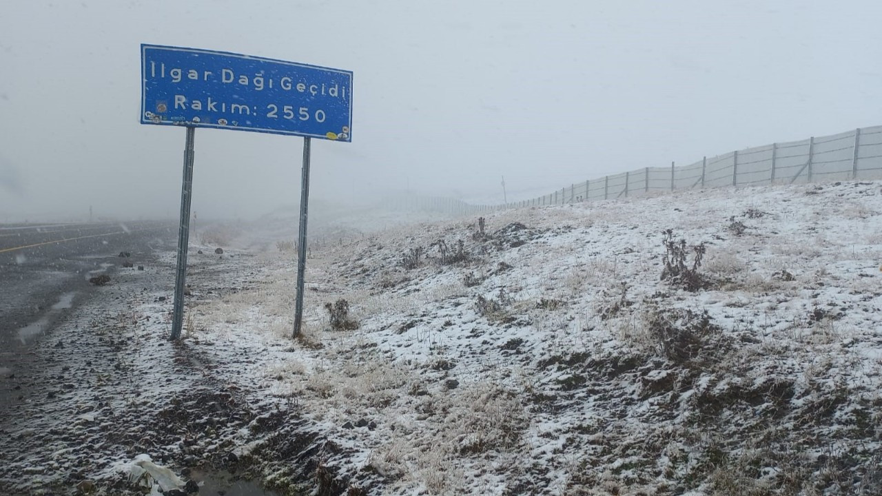 Ardahan'ın yüksek kesimlerine kar yağdı