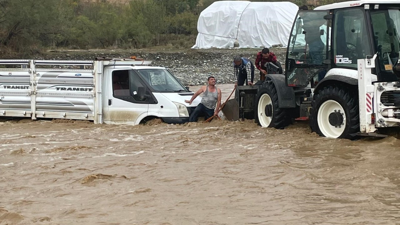 Diyarbakır Kulp'ta Aşırı Yağışlar Sonucu Sürücü Mahsur Kaldı