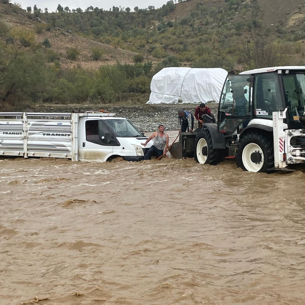 Diyarbakır Kulp'ta Aşırı Yağışlar Sonucu Sürücü Mahsur Kaldı - Sayfa 1