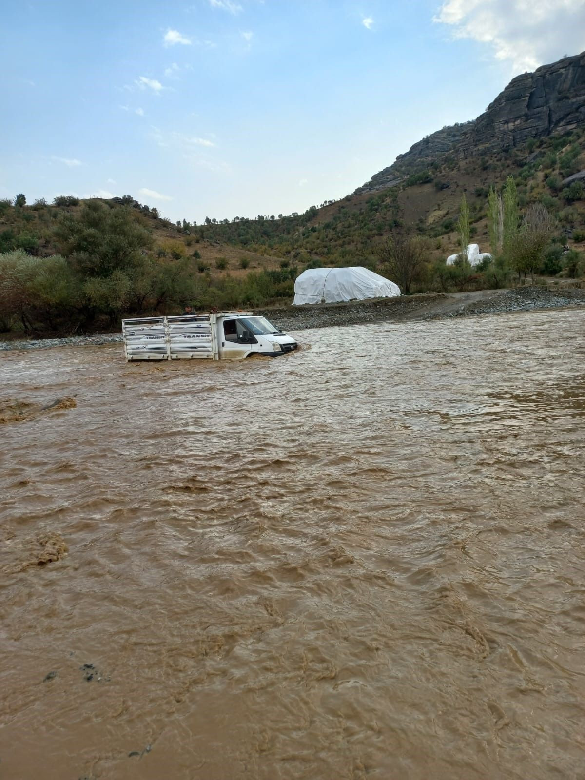 Diyarbakır Kulp'ta Aşırı Yağışlar Sonucu Sürücü Mahsur Kaldı - Sayfa 3