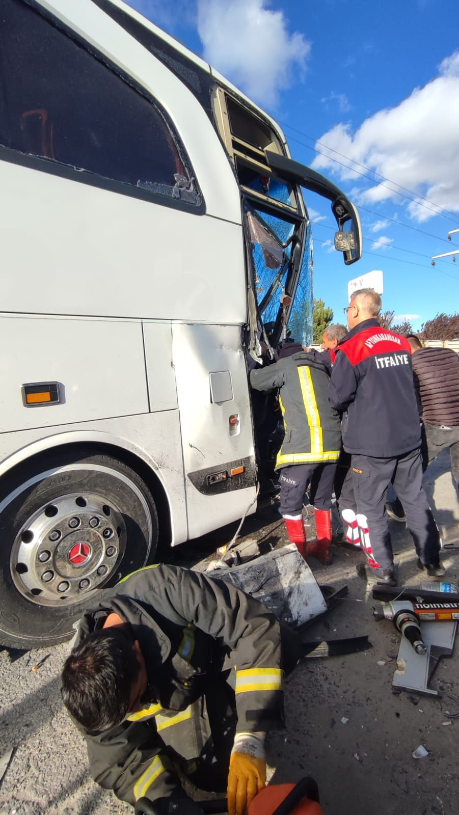 Afyonkarahisar'da Yolcu Otobüsü Kamyona Çarptı: 20 Yaralı - Sayfa 1