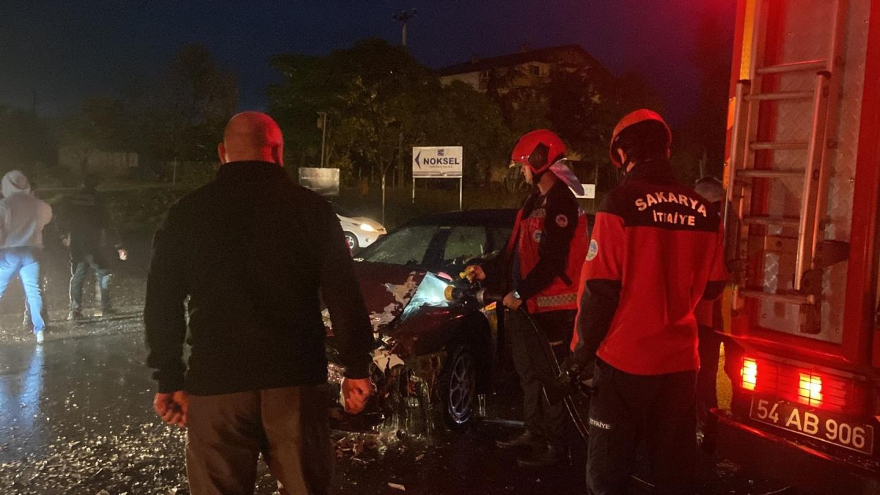 Otomobil ve Servis Midibüsü Çarpıştı: 4 Kişi Yaralandı - Sayfa 3