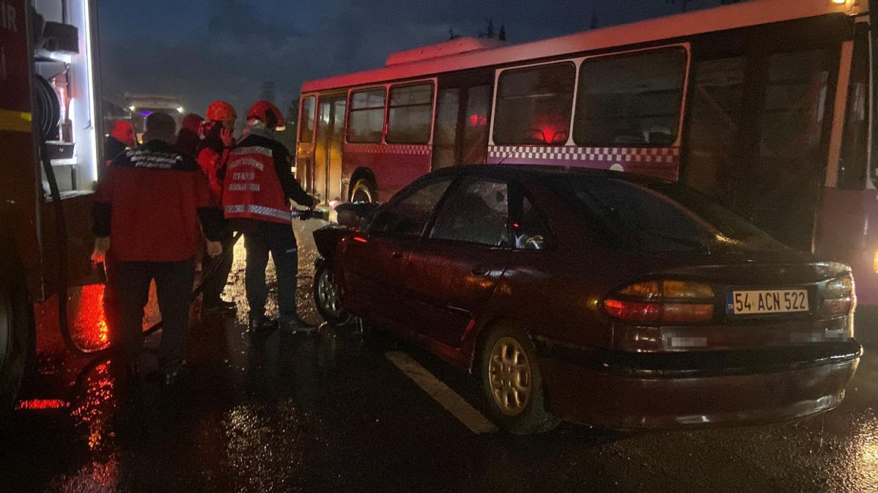 Otomobil ve Servis Midibüsü Çarpıştı: 4 Kişi Yaralandı - Sayfa 1