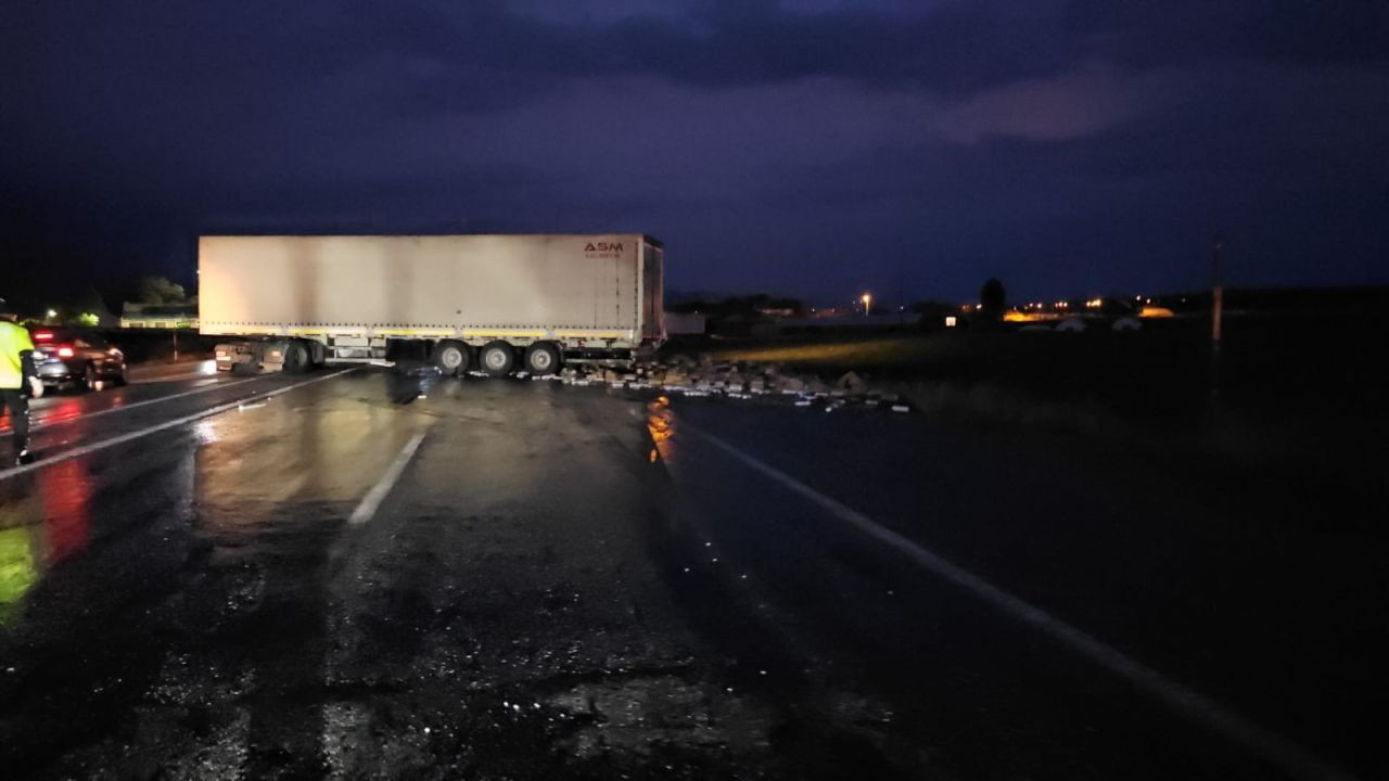 Bitlis'te Tırın Dorsesi Kaydı, Kozmetik Ürünler Yola Saçıldı - Sayfa 2