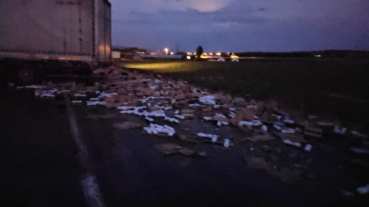 Bitlis'te Tırın Dorsesi Kaydı, Kozmetik Ürünler Yola Saçıldı - Sayfa 3