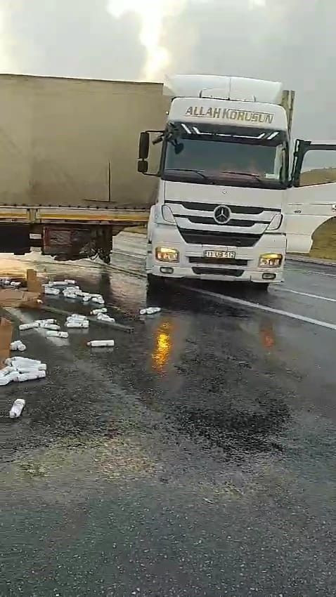 Bitlis'te Tırın Dorsesi Kaydı, Kozmetik Ürünler Yola Saçıldı - Sayfa 5