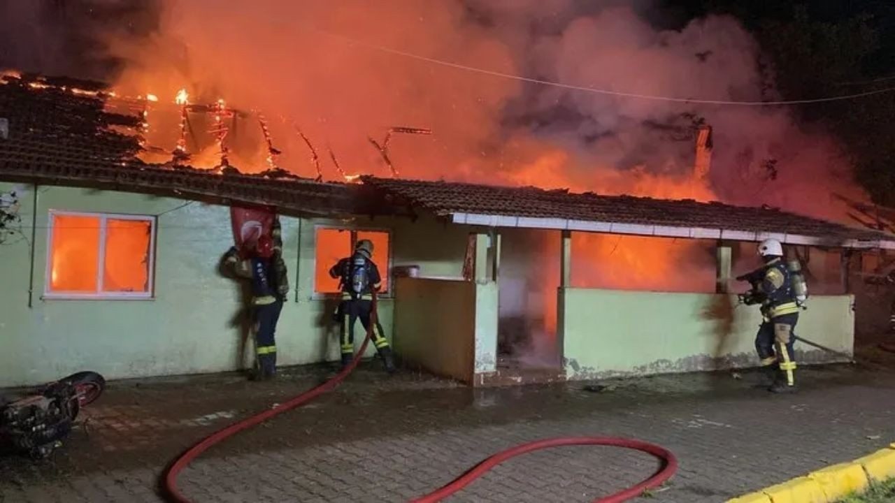 72 yaşındaki annesinin ilişkisi olduğunu düşündü: Evi ateşe verdi!