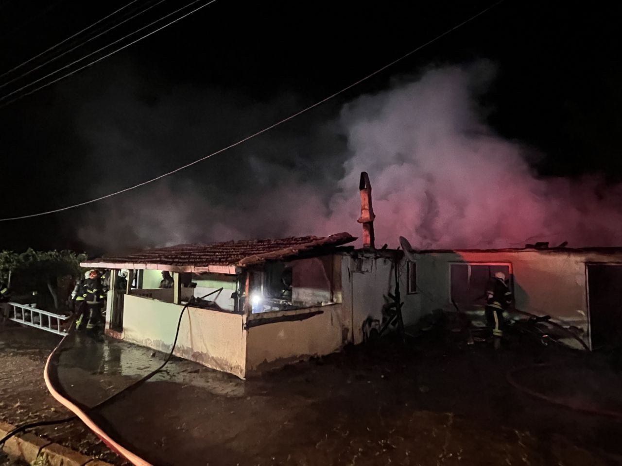 72 yaşındaki annesinin ilişkisi olduğunu düşünerek, içinde bulunduğu evi yakmış - Sayfa 4