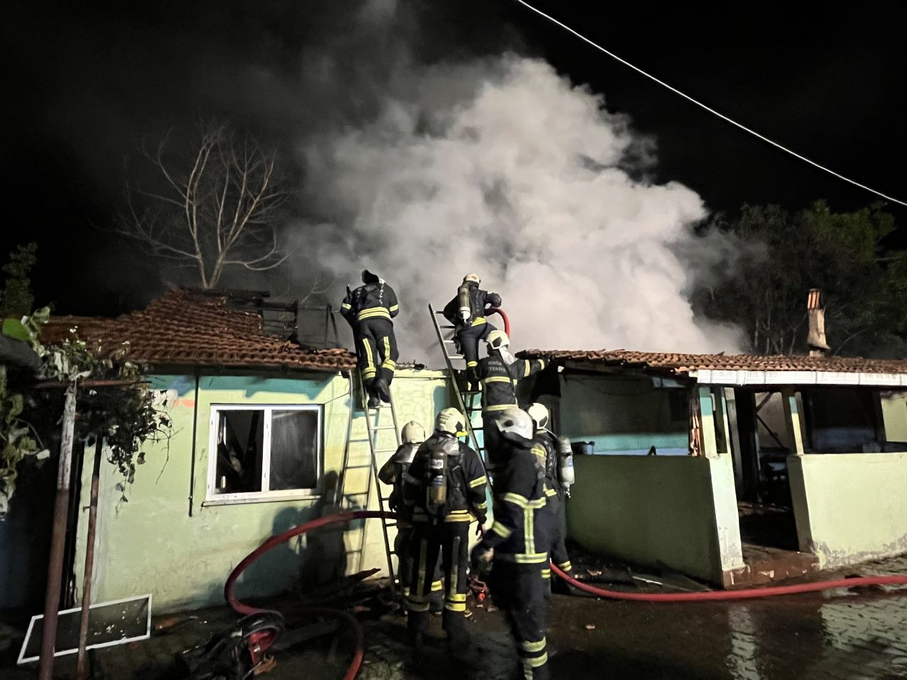 72 yaşındaki annesinin ilişkisi olduğunu düşünerek, içinde bulunduğu evi yakmış - Sayfa 3