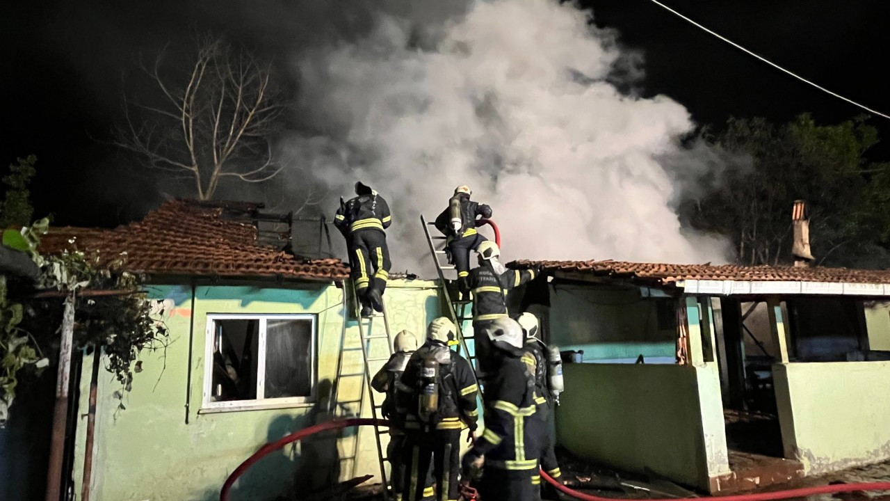 72 yaşındaki annesinin ilişkisi olduğunu düşünerek, içinde bulunduğu evi yakmış