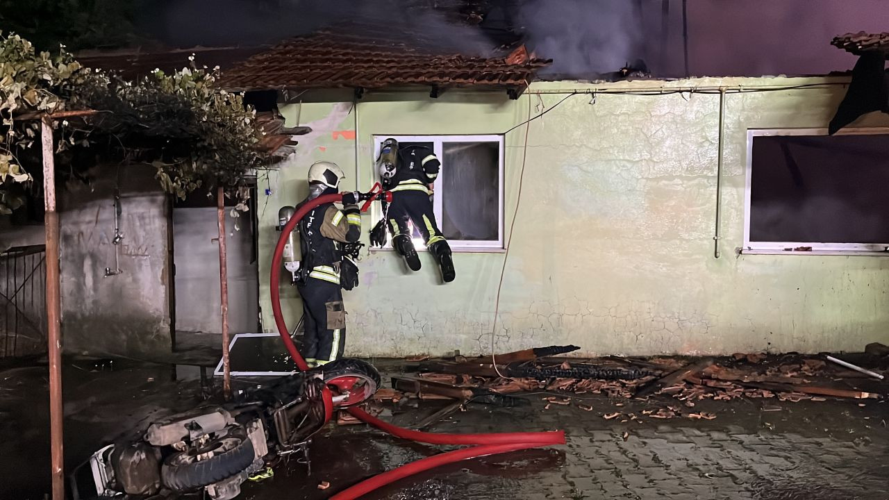 72 yaşındaki annesinin ilişkisi olduğunu düşünerek, içinde bulunduğu evi yakmış - Sayfa 2