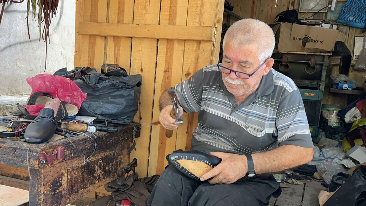 Depremzede esnaf, kiraları yüksek bulunca kendine ahşaptan iş yeri yaptı - Sayfa 1