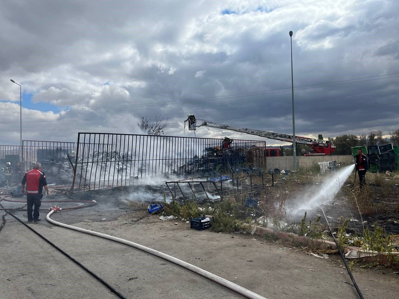 Ot yangını plastik kasalara sıçradı, faciadan dönüldü - Sayfa 3