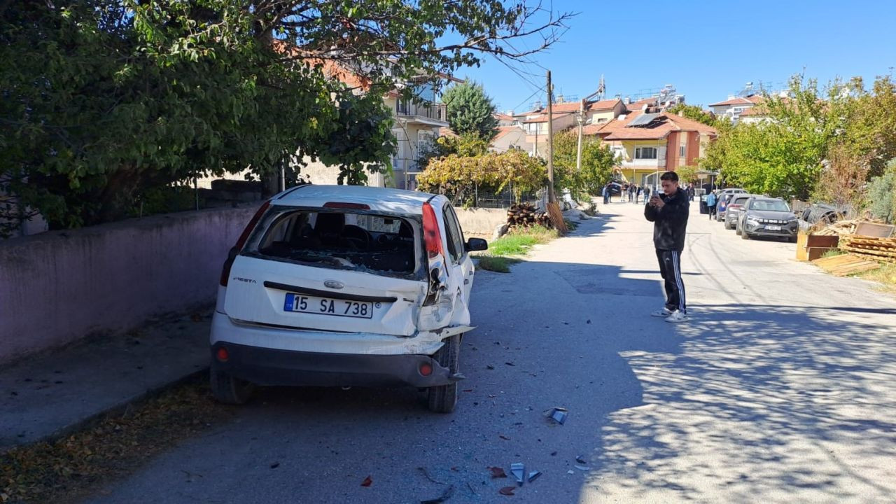 Yokuşta bırakılan PTT kargo aracı geri kayarak 3 araca çarpıp evin bahçesine düştü - Sayfa 5