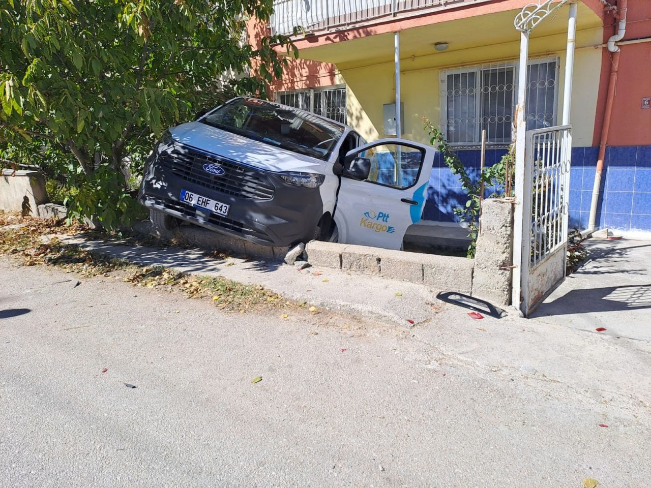 Yokuşta bırakılan PTT kargo aracı geri kayarak 3 araca çarpıp evin bahçesine düştü - Sayfa 6