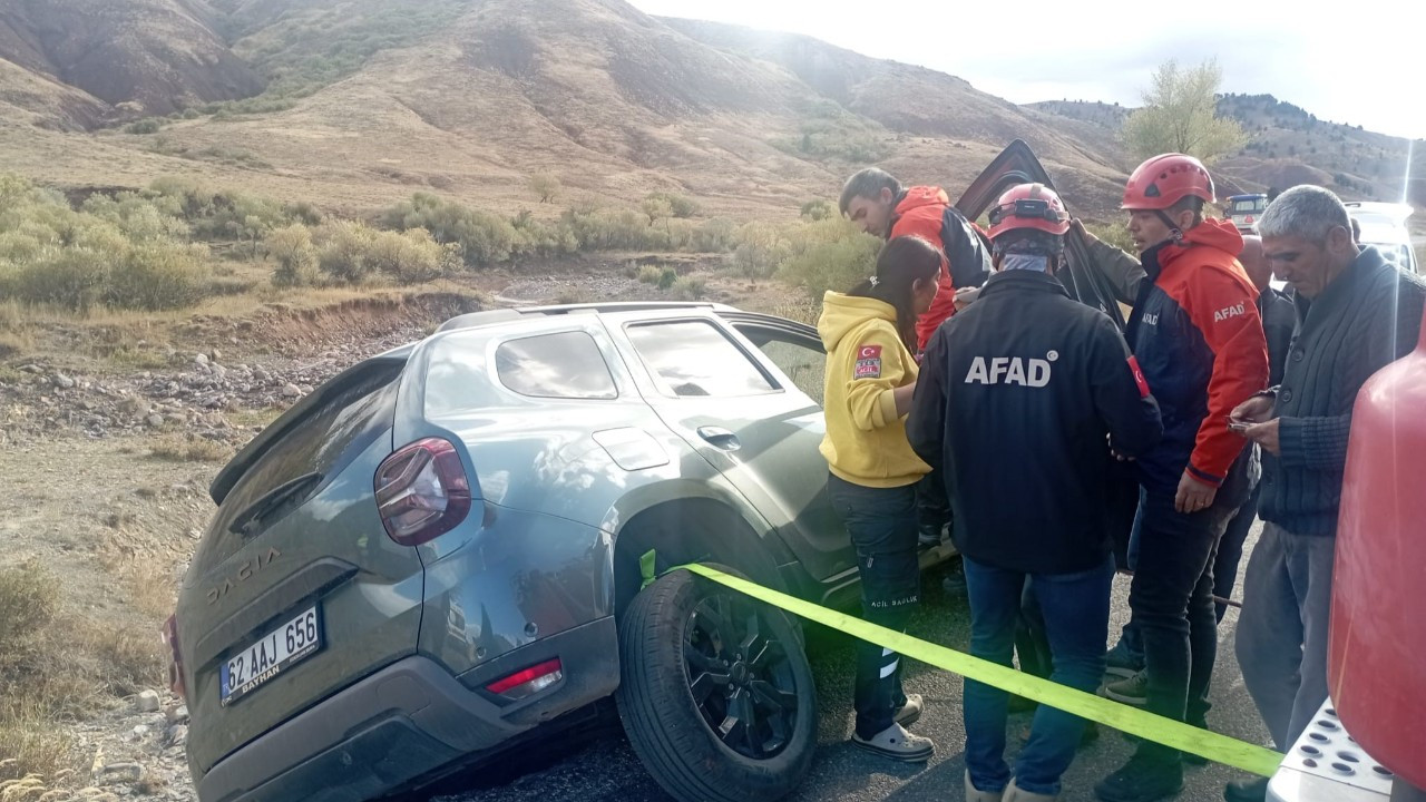 Tunceli'de Araç Şarampole Yuvarlandı: 3 Kişi Yaralandı