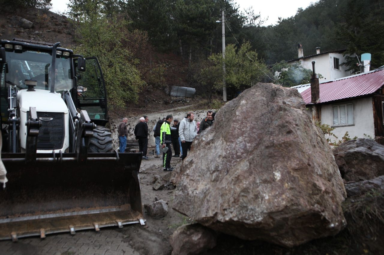 Bolu'da Dev Kaya Parçası Yola Düştü: Paniğe Neden Oldu - Sayfa 6