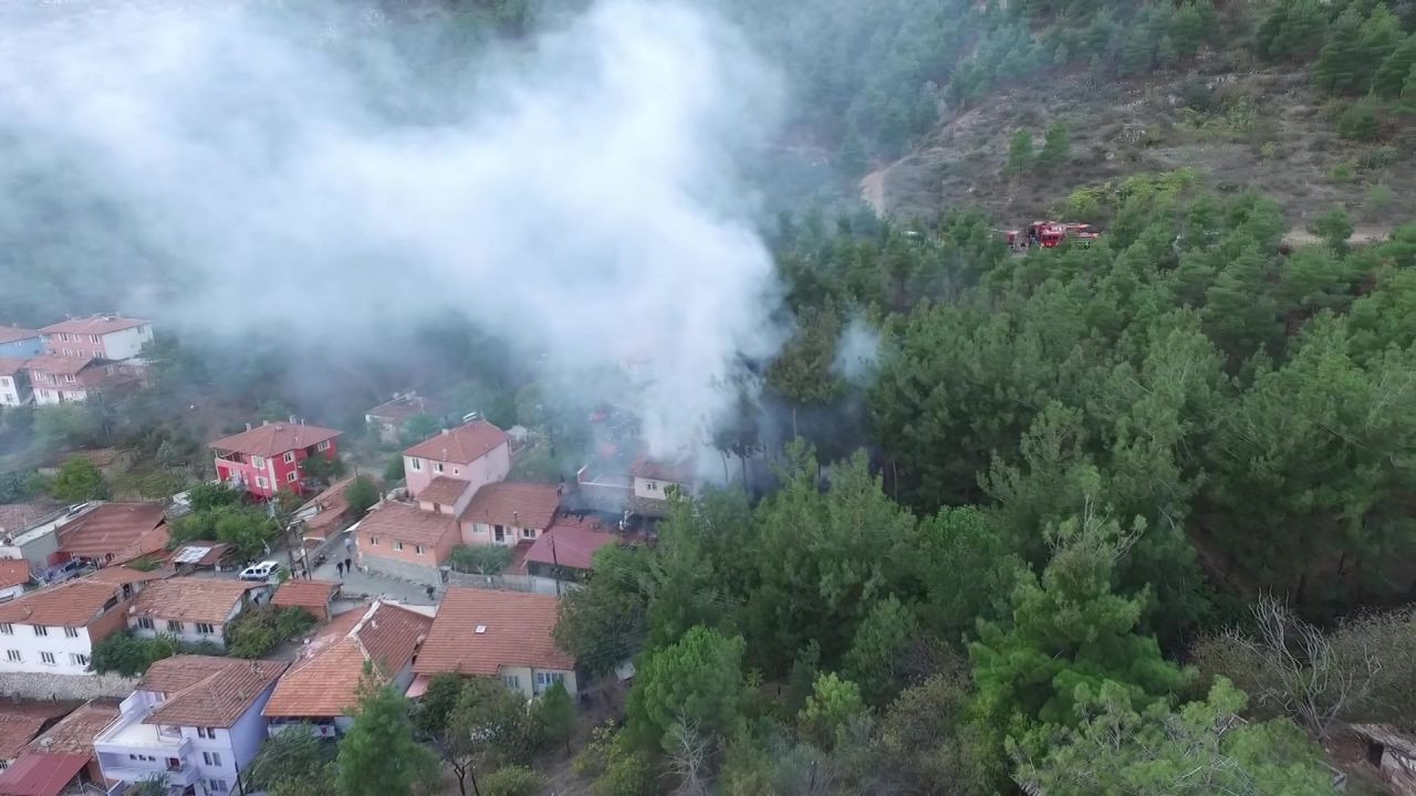 Amasya'da Ormana Bitişik 3 Ev Yangında Kül Oldu - Sayfa 1