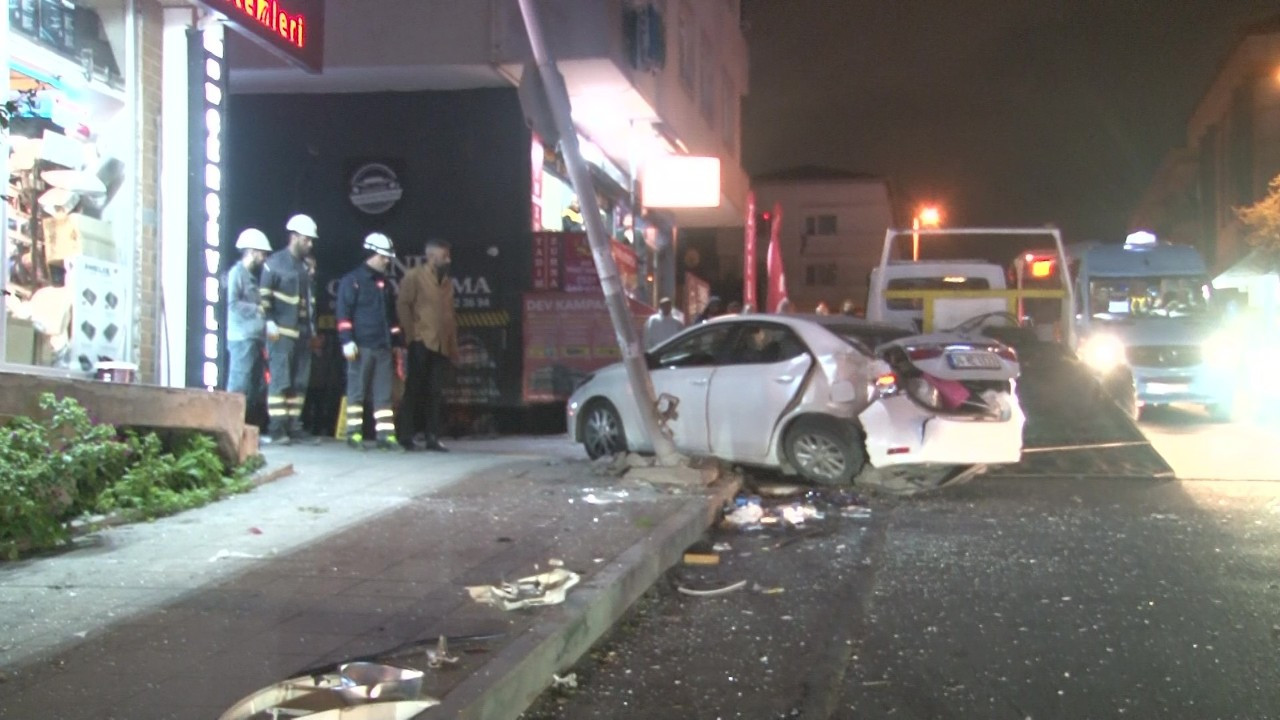 Ataşehir'de İETT Otobüsü ile Otomobil Çarpıştı: 4 Yaralı