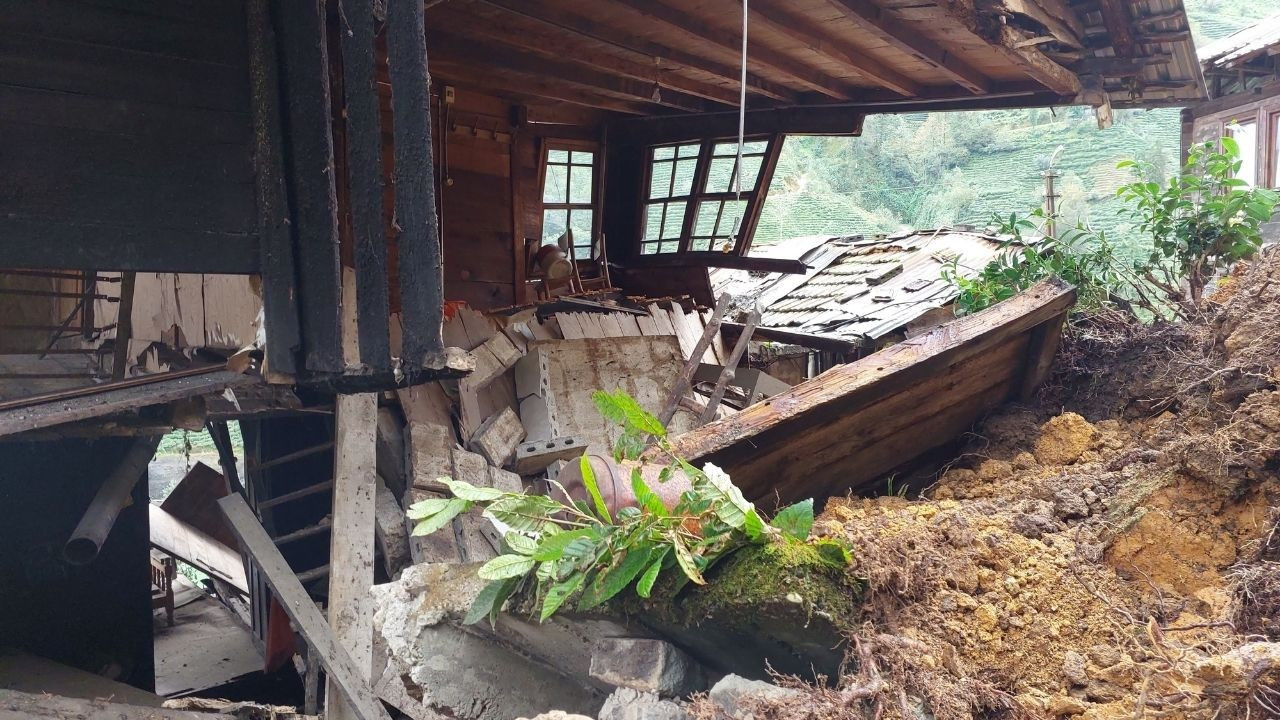 Asırlık Ahşap Ev Heyelanda Çöktü!