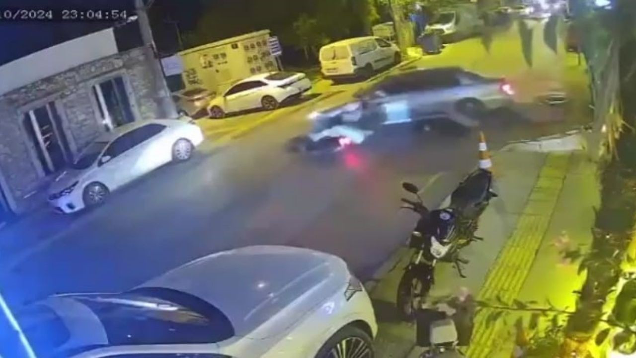 İzmir'de motosiklet otomobile ok gibi sapladı: 1 ölü, 1 yaralı