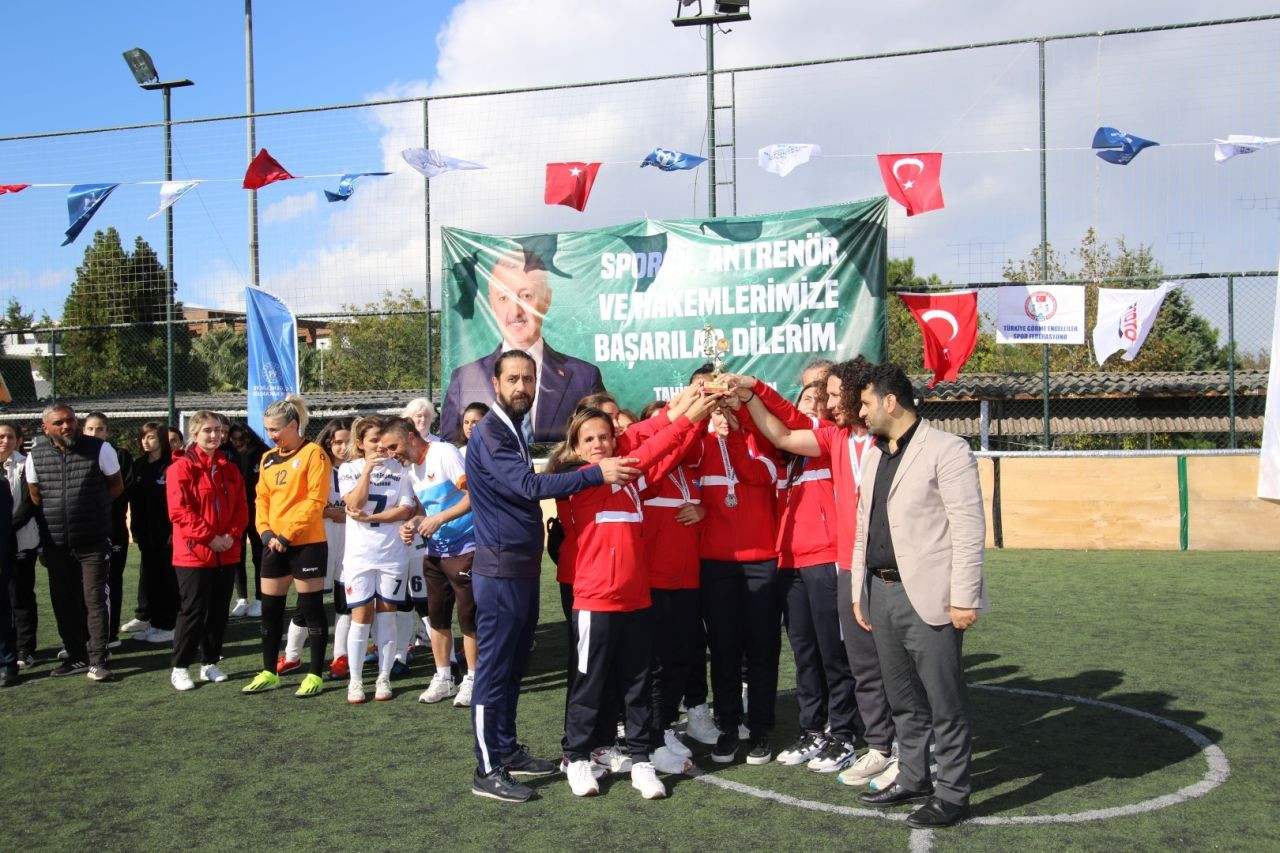 Kocaeli' de turnuva: "Kadınlar futbol oynarsa dünya yerinden oynar" - Sayfa 2