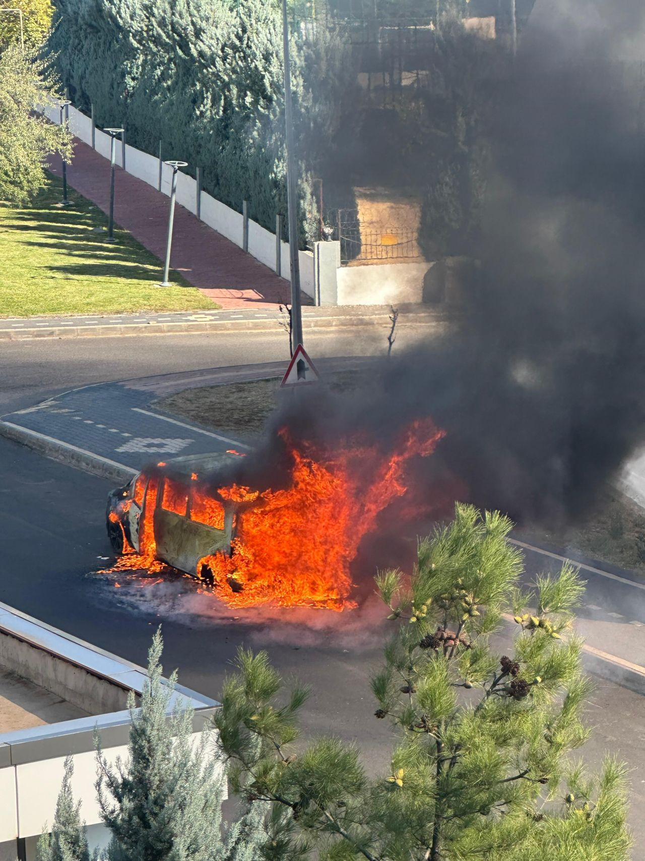 Diyarbakır'da park halindeki araç alevlere teslim oldu - Sayfa 4