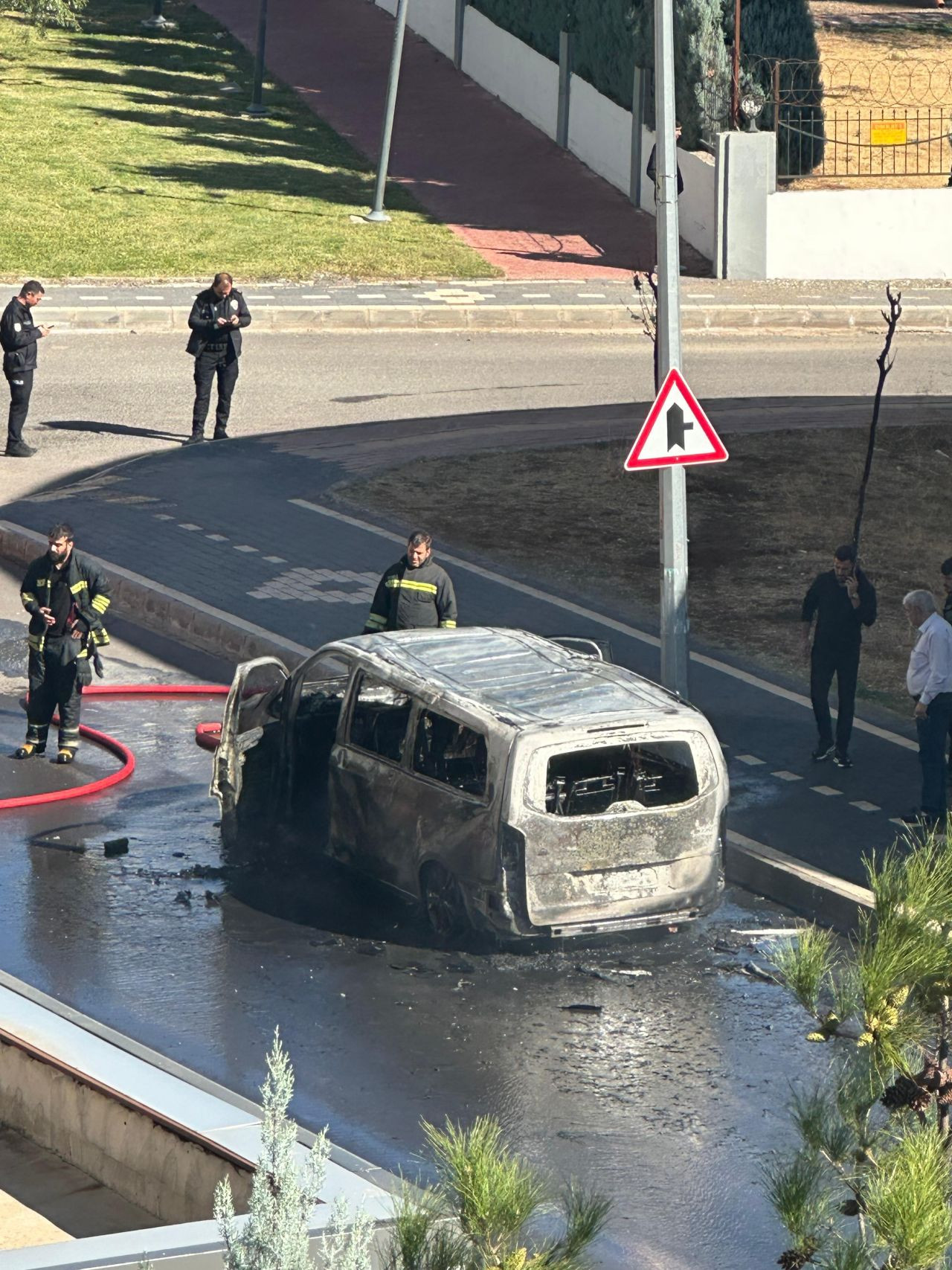 Diyarbakır'da park halindeki araç alevlere teslim oldu - Sayfa 3