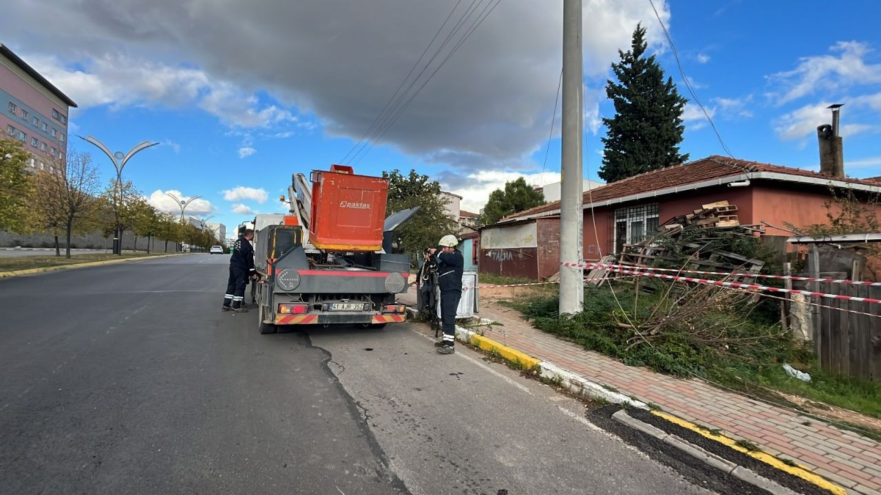 Tır Elektrik Direğine Çarptı, Bölgeye Elektrik Kesintisi Uygulandı - Sayfa 3