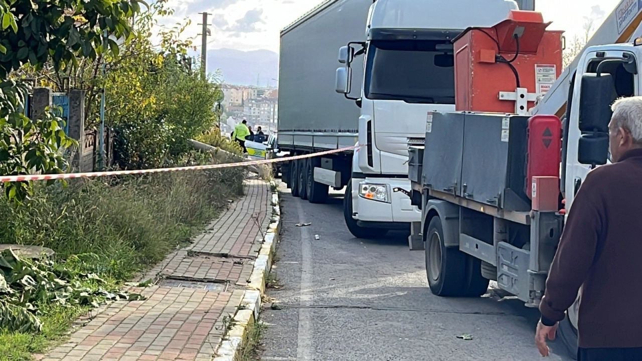 Tır Elektrik Direğine Çarptı, Bölgeye Elektrik Kesintisi Uygulandı - Sayfa 2