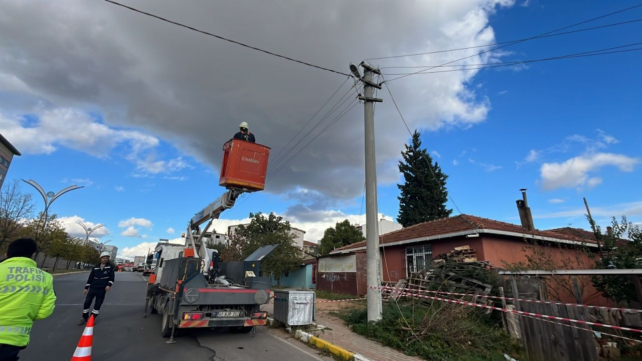 Tır Elektrik Direğine Çarptı, Bölgeye Elektrik Kesintisi Uygulandı - Sayfa 1