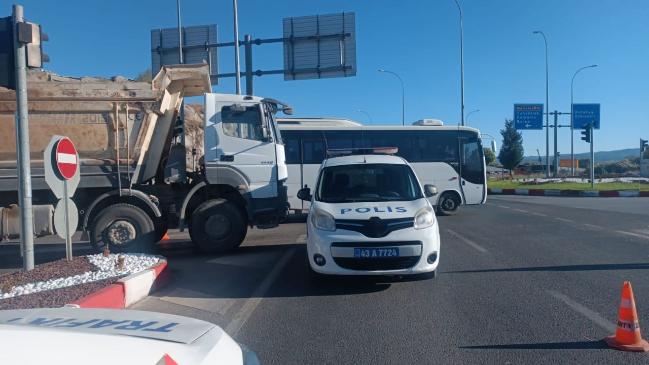 Kütahya'da Trafik Kazası: Otomobil ile Kamyonet Çarpıştı, 2 Yaralı - Sayfa 2