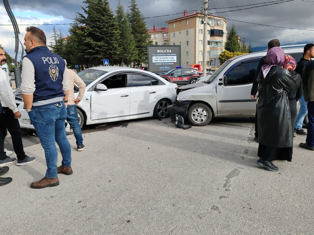 Bolu'da kaza: hafif ticari araç ile otomobil kavşakta çarpıştı! - Sayfa 1