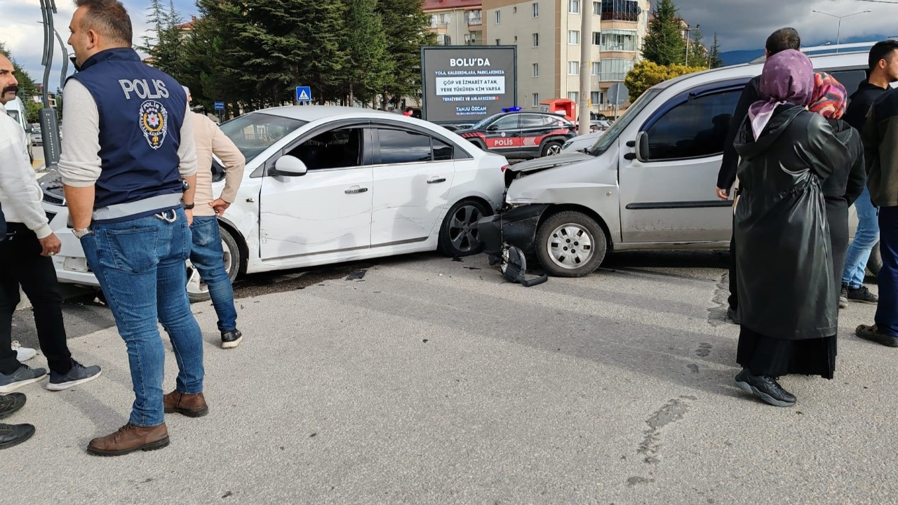 Bolu'da kaza: hafif ticari araç ile otomobil kavşakta çarpıştı!