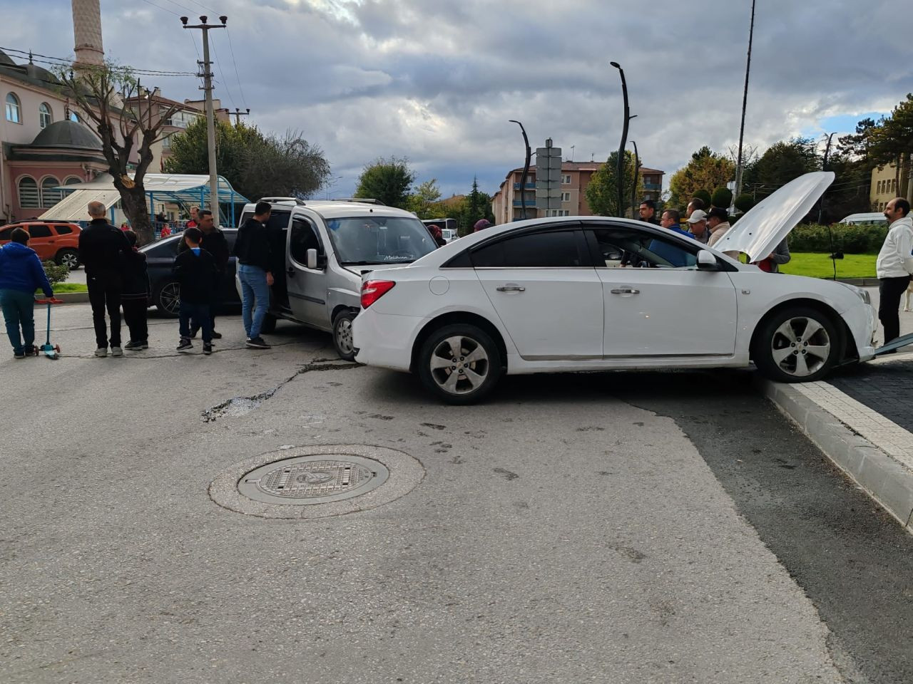 Bolu'da kaza: hafif ticari araç ile otomobil kavşakta çarpıştı! - Sayfa 4